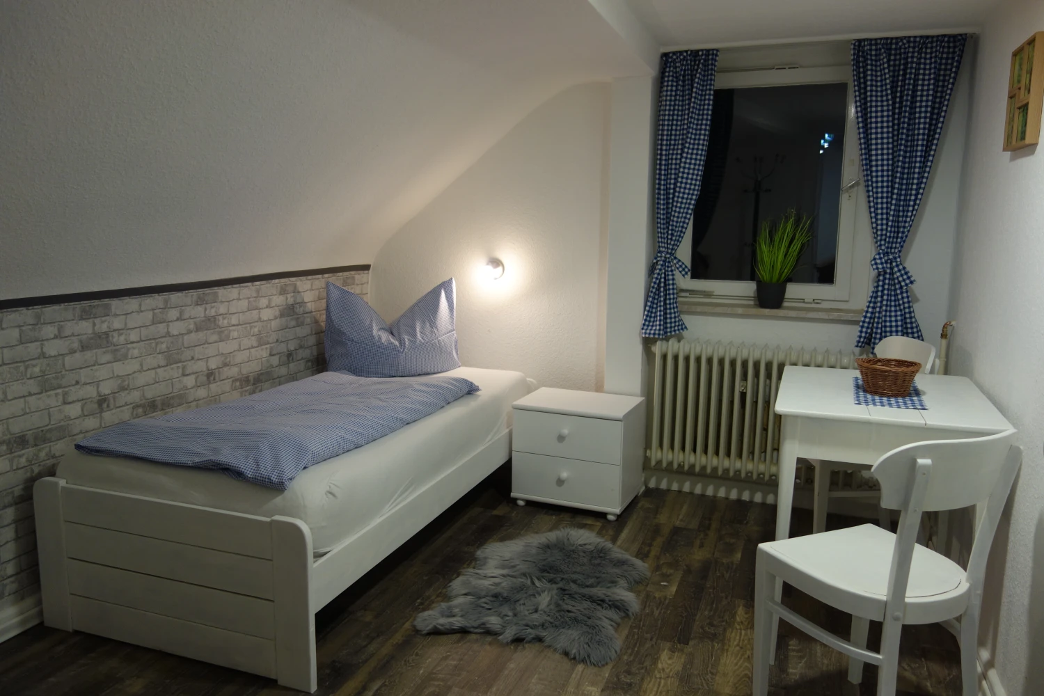 GRUPPENHAUS Zimmer mit ein Einzelbett teilt sich das Bad mit Zimmer 7 teilen