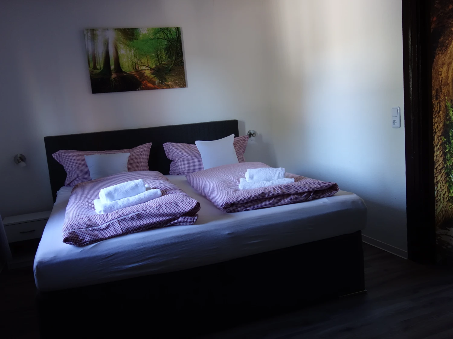 GRUPPENHAUS Zimmer mit Ein Doppelbett und ein Einzelbett mit 1 Badezimmer