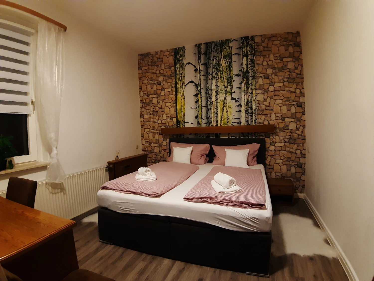 GRUPPENHAUS Zimmer mit ein Doppelbett 1 Badezimmer