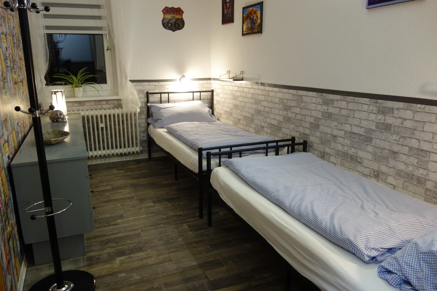 GRUPPENHAUS Zimmer mit zwei Einzelbetten 1 Badezimmer