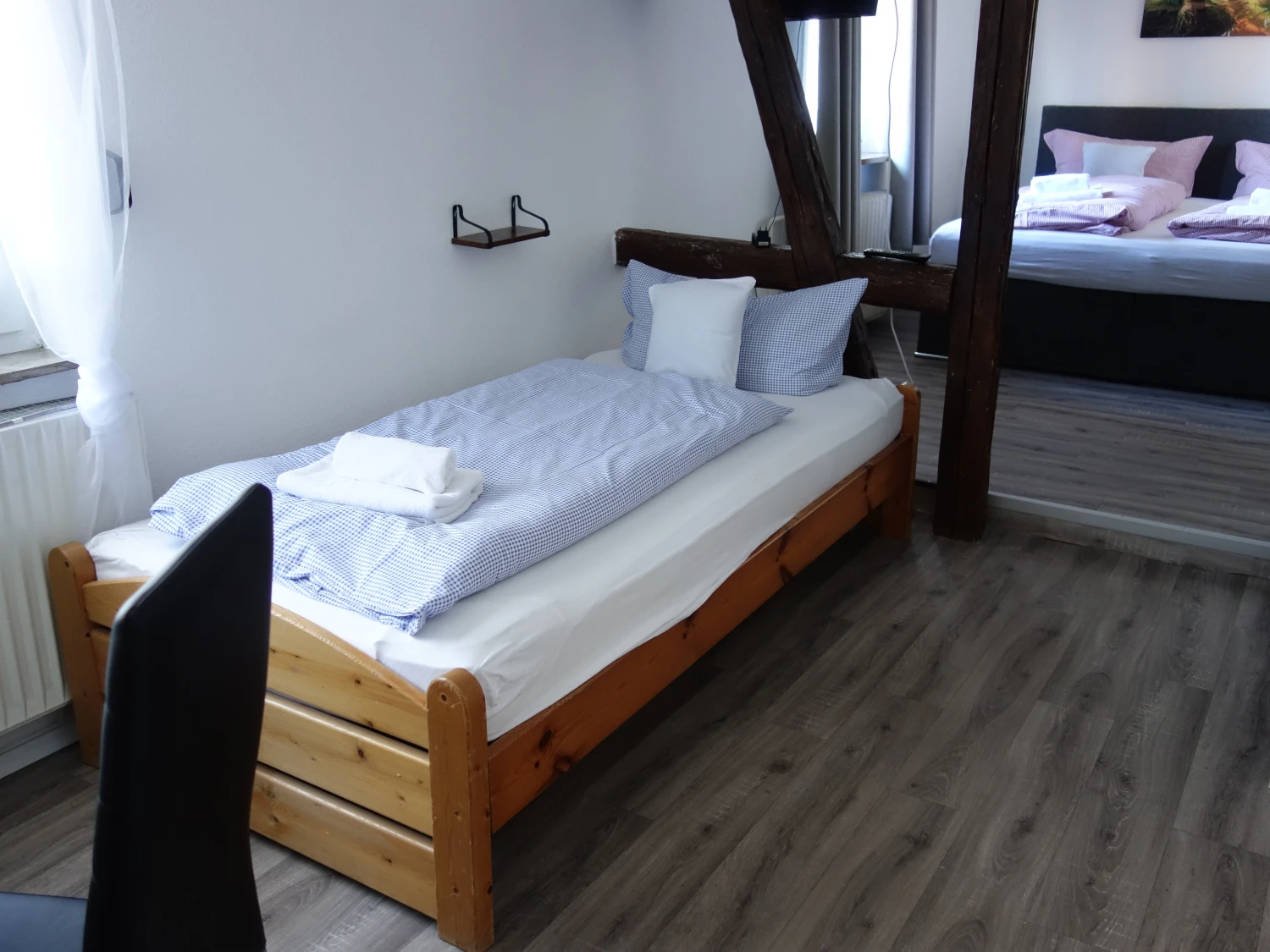 GRUPPENHAUS Zimmer mit ein Doppelbett und ein Einzelbett, mit 1 Badezimmer